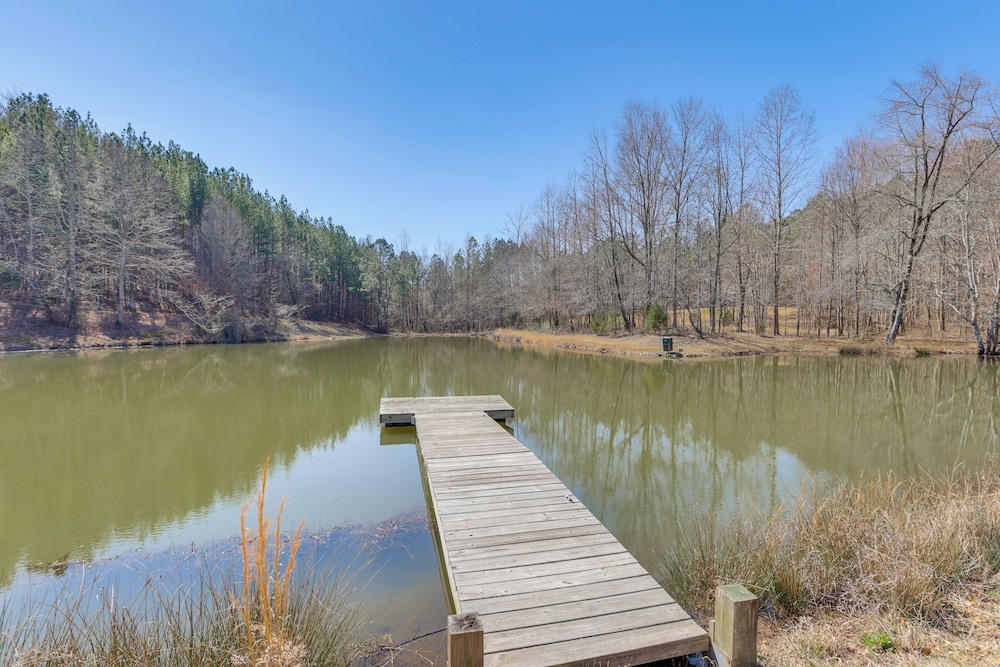 Dock, Canoe & Patio: Lakeside Cottage in Alabama