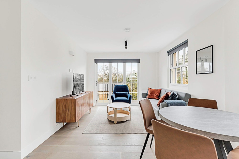 Chiswick Gem: 2 Bedroom Flat