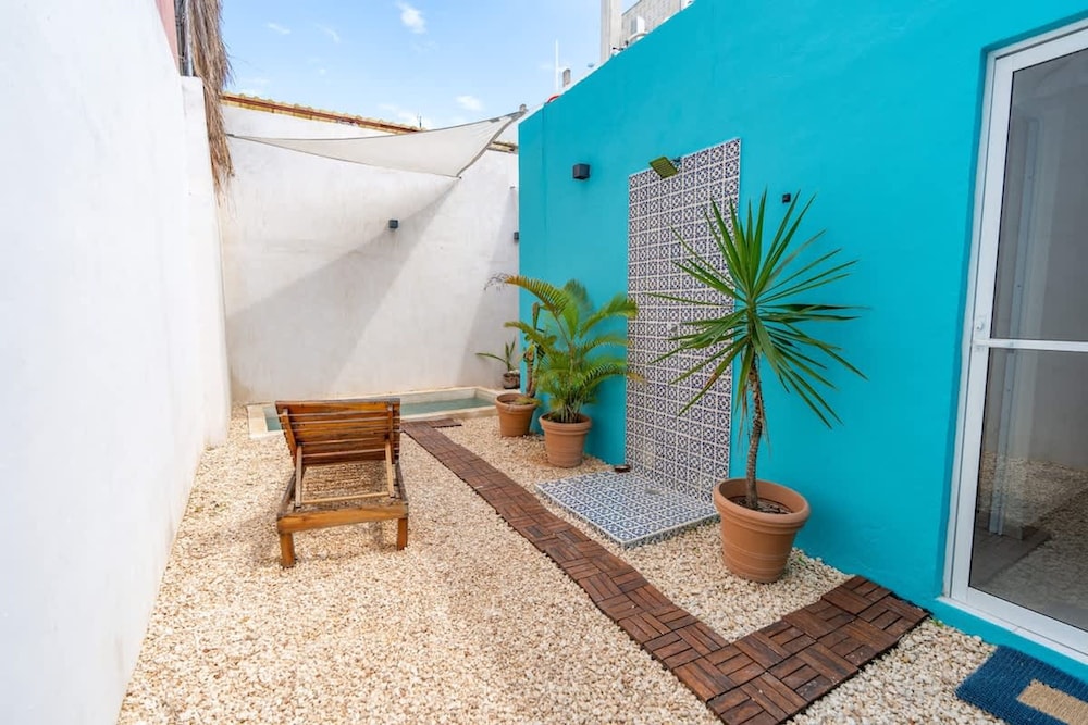 Tropical House With Private Pool in Downtown