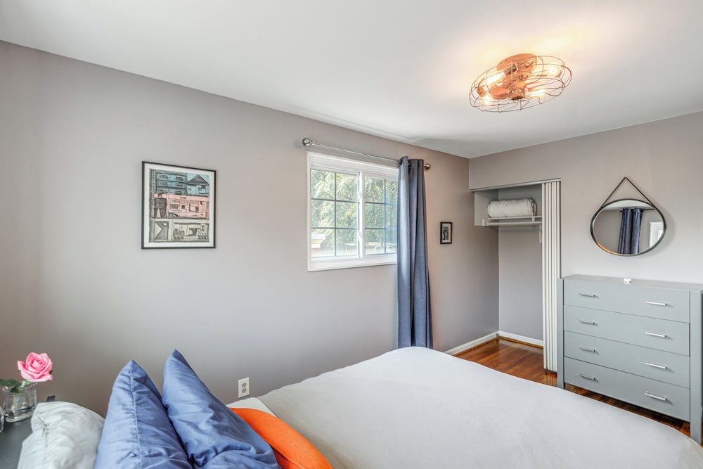 Pet-friendly Arlington Townhome w/ Furnished Patio view 4