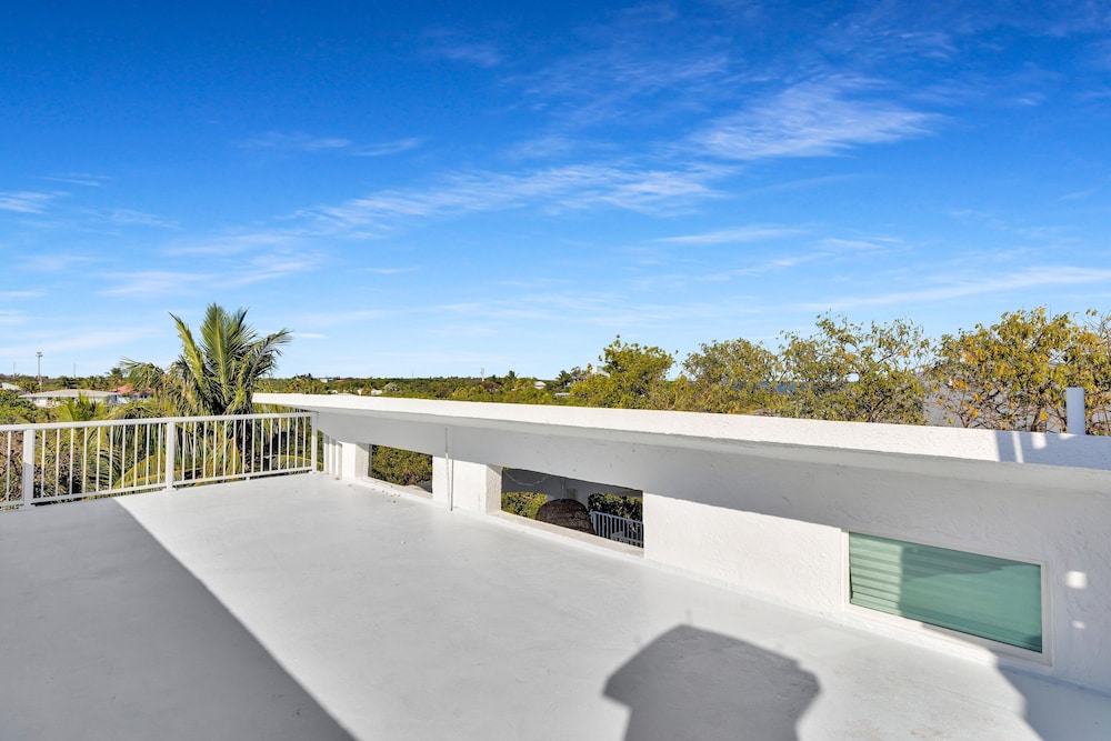New Listing! Reel Joy Waterfront Luxe With Pool And Private Dock 4 Bedroom Home