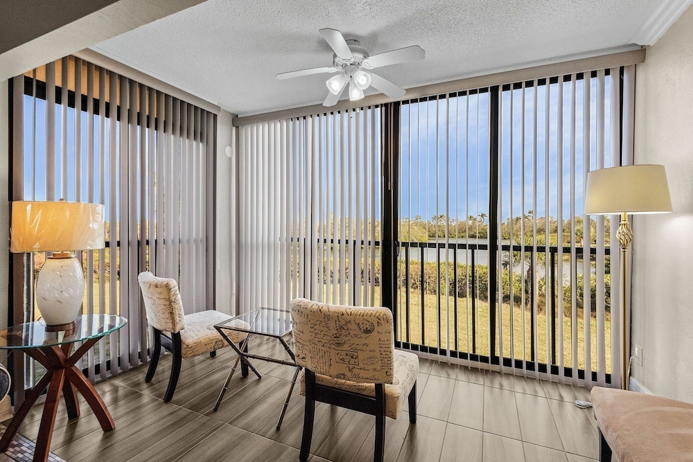 Bay Village 126: Charming Beachfront 2br/2ba Condo W/ Balcony 2 Bedroom Condo