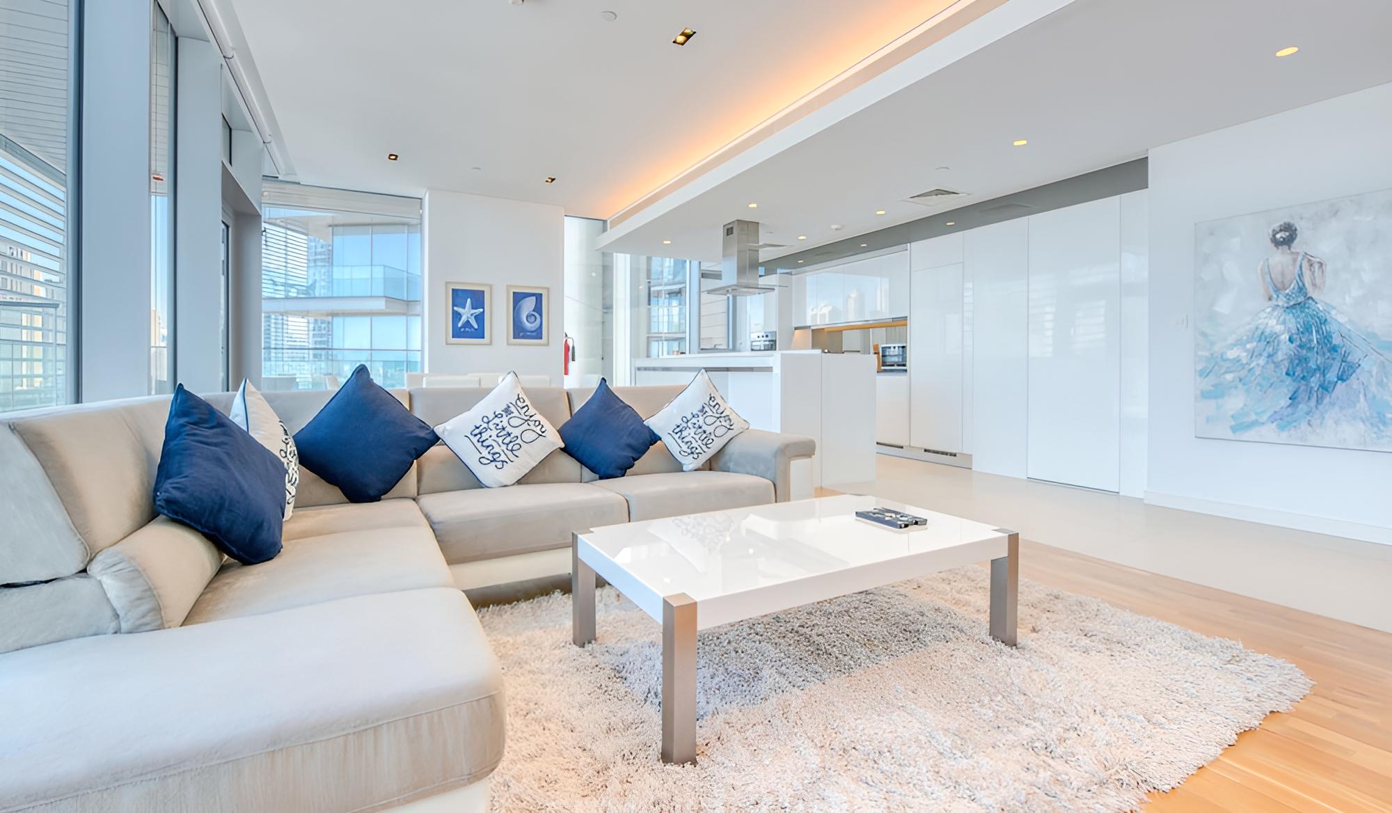 Beautiful Large 3 B/R Apt in BlueWaters Island