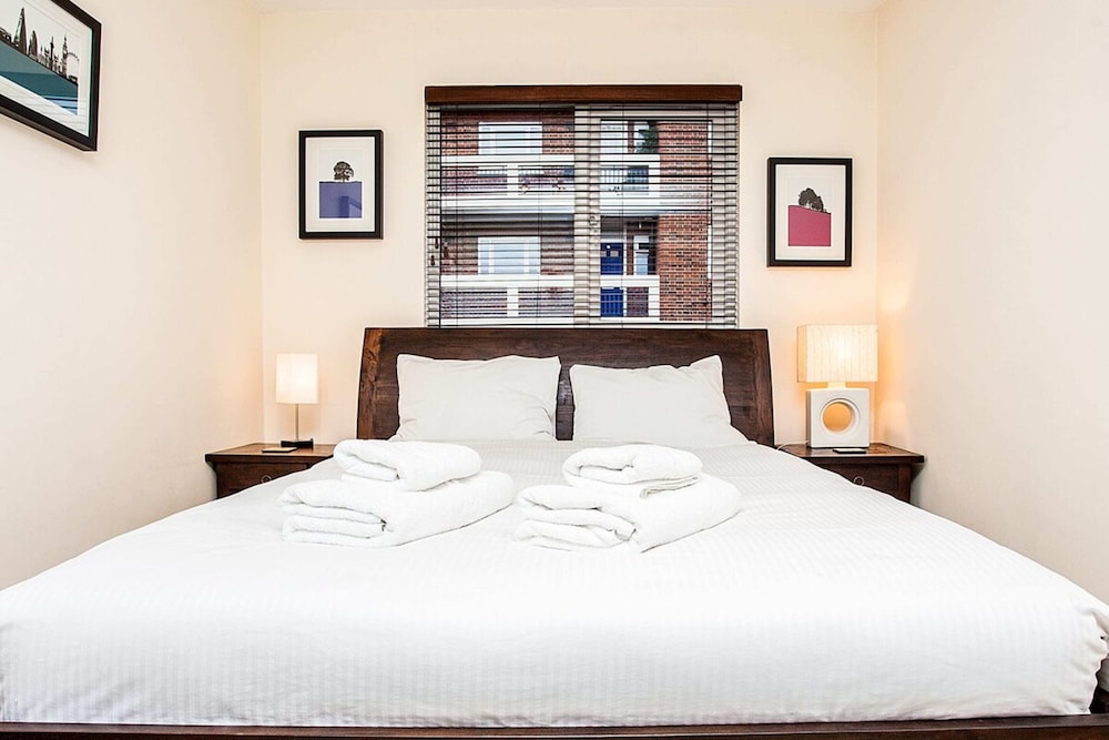 Stunning Spacious South London 1 Bed Apartment with Balcony