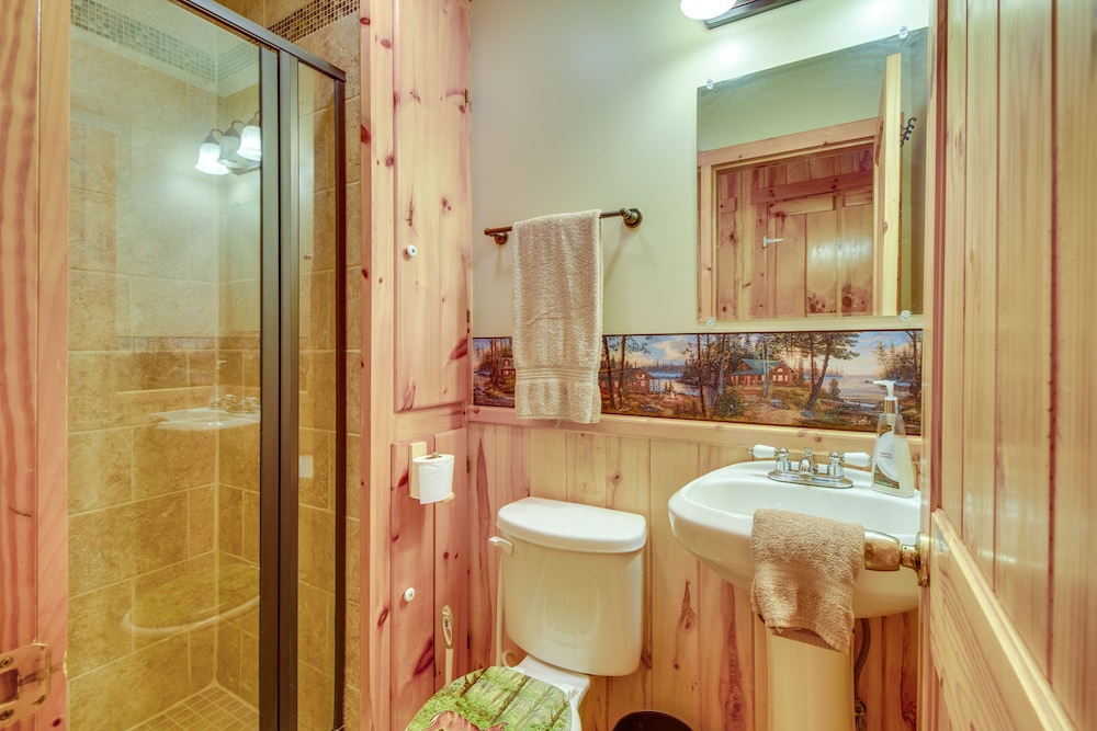Secluded Oakland Cabin w/ Private Yard! view 4
