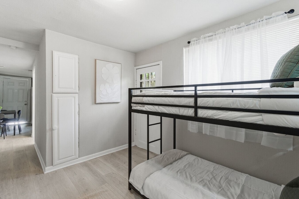 Spacious 2BR Duplex Near Downtown San Antonio
