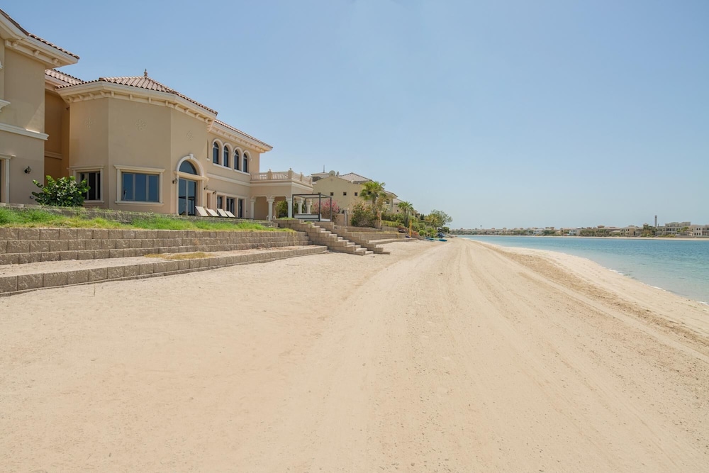 Palm Jumeirah Beach Front XL Villa w Prvt Pool