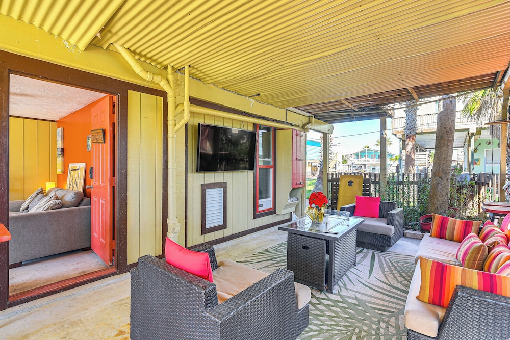 Private Pool, Deck & Patio: Galveston Oasis!