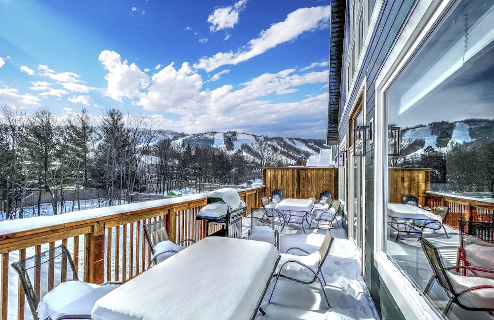 Brand New 7 bdrm Luxury Cottage with Private Beach Access, BBQ,7.5 baths, Hot Tub, Ping Pong Table