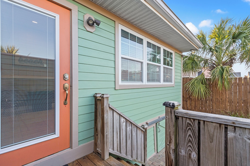 Just Beachy 3BR Dog-friendly Townhouse Near Beaches & Attractions!