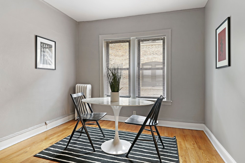 1BR Apt with Modern Elegance in Boystown - Image 1