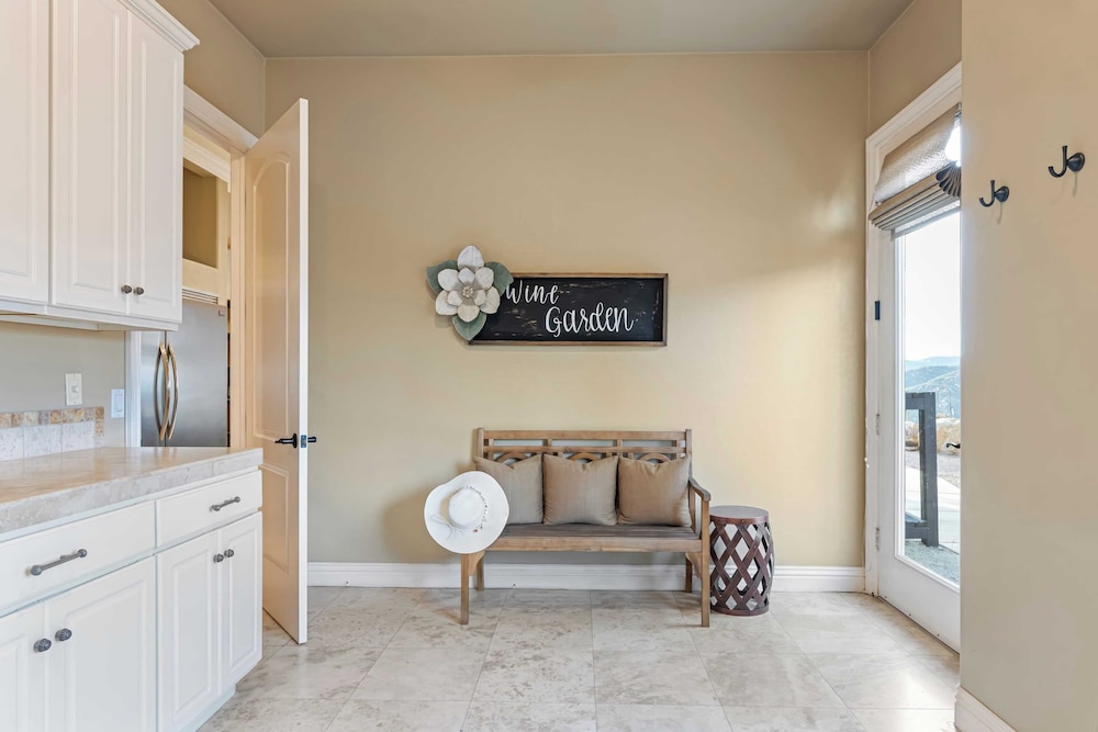 Hilltop Estate w/ Pool, Hot Tub, Fire Pit, Views Cleveland Vista by Avantstay
