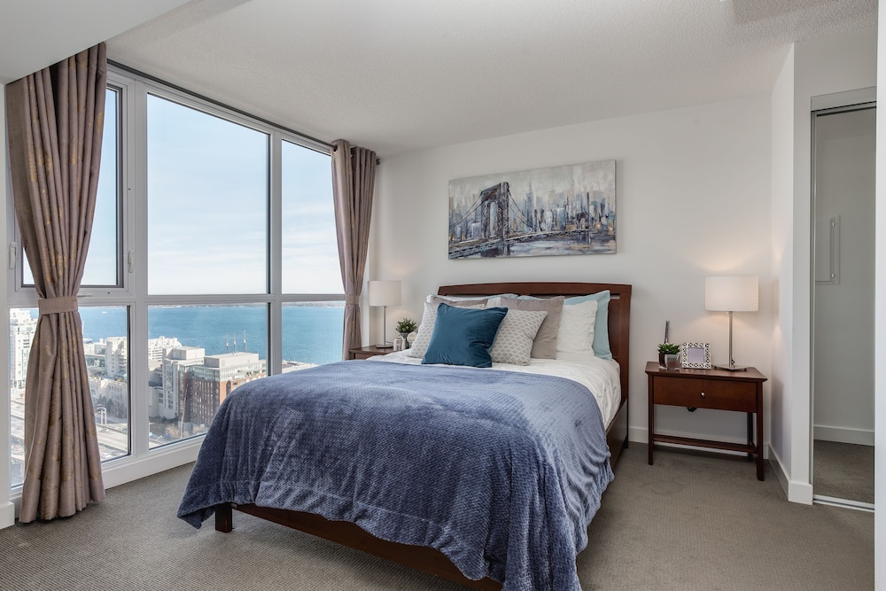 QuickStay - Premium 2-Bedroom with CN Tower & Lake Views - Image 2