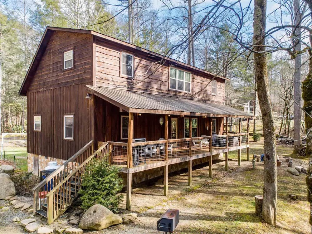 Charming Smoky Mountain Cabin w Hot tub Views