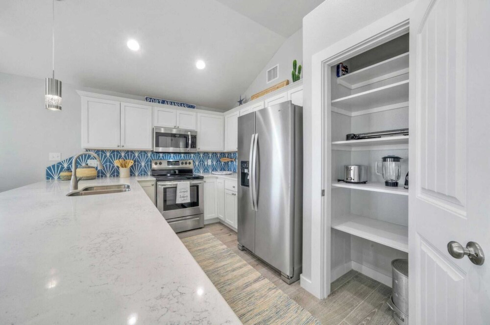 Sleeps 21, 2 Homes Private Pool, Patio Lounge w/ Fire Pit, Bar, TV, & Games
