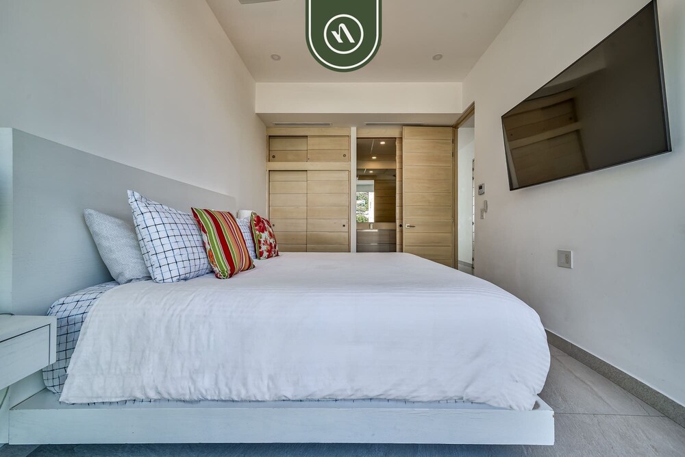 Oceanview Luxury Condo - Private Beach - Rooftpop