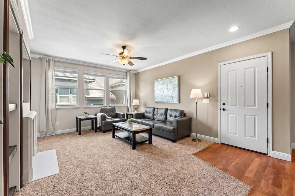 NEW Chic 2BR Stay With Heated Pool Gym Mini Golf