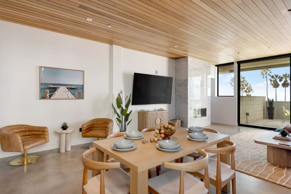 The Santa Monica Sunset - Beachfront Luxury