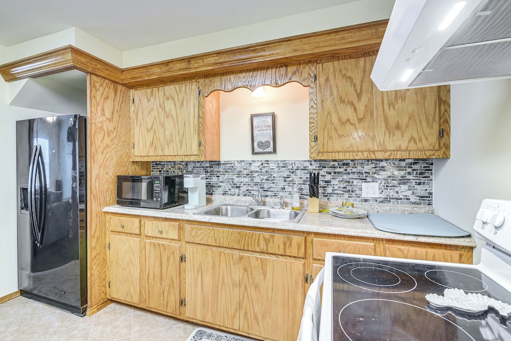 1 Mi to Historic Pleasure Pier: Galveston Home