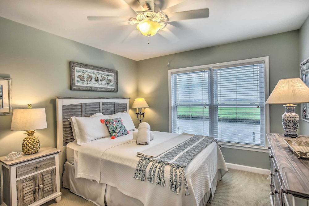 Spacious Beach Cottage w/ Private Dock Access view 3