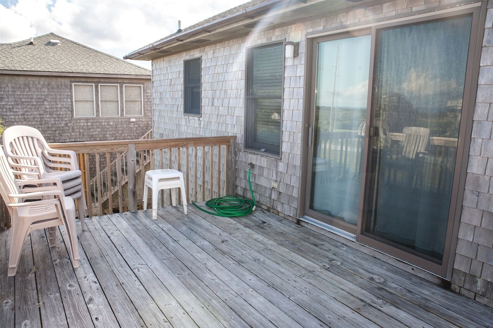 Hatteras Hideaway 3 Bedroom Cottage by RedAwning