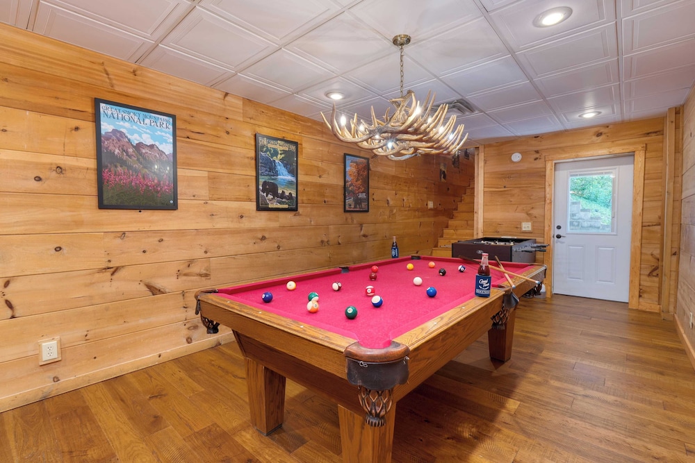 Big Bear Lodge by Avantstay Smoky Mountain Views, Hot Tub, Theater & Game Room