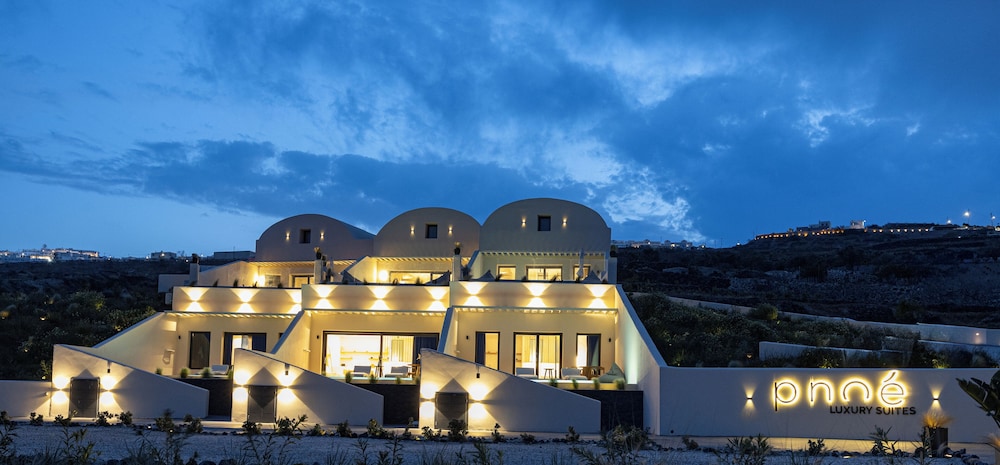 Pnoé Luxury Suites photo 5