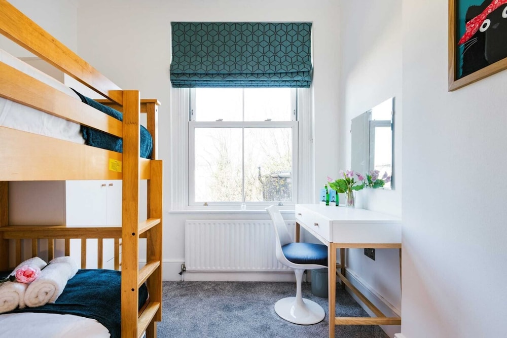 Bright and Modern Earls Court Gem