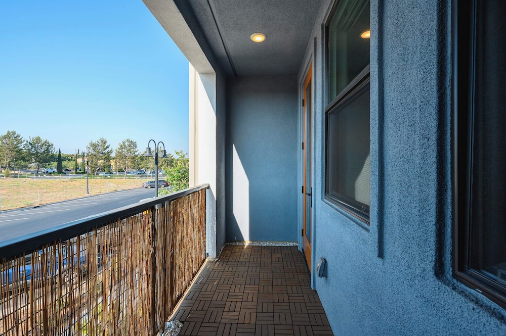 Chic Modern Retreat With Stunning Views 1360 Sqft
