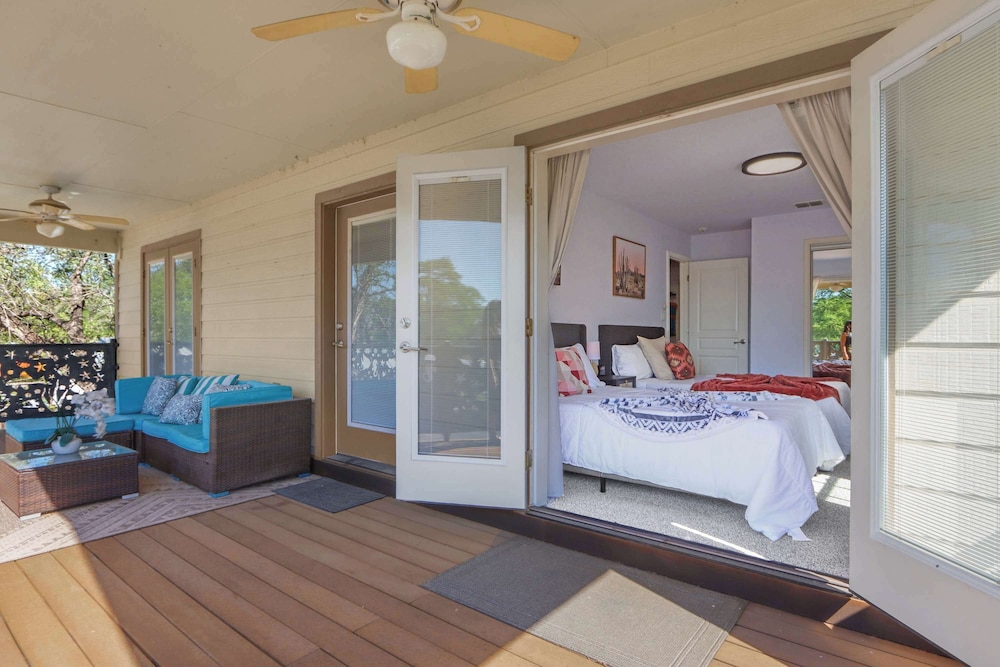 Amazing Lakefront Escape - A Stunner For Sleeps 14