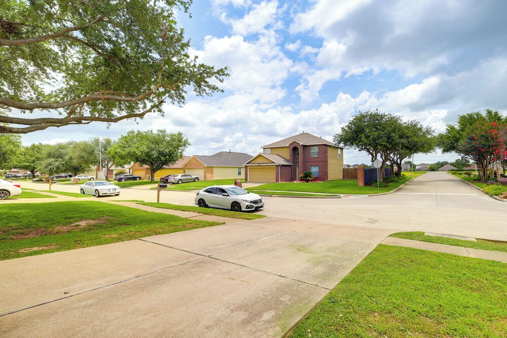 7 Mi to Downtown Baytown: Spacious Home w/ Yard