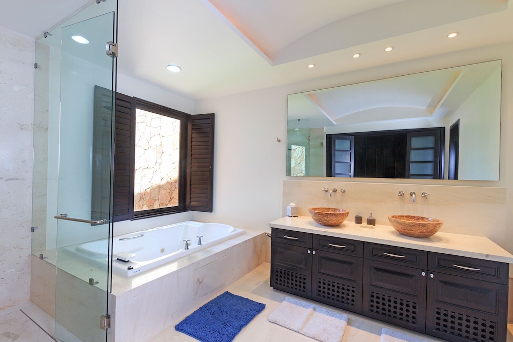 Amazing 4 Bedroom Condo - Property Image 4