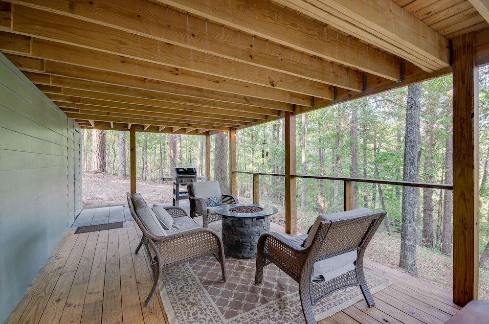 Mississippi Retreat w/ Hot Tub, Deck & Lake Views!
