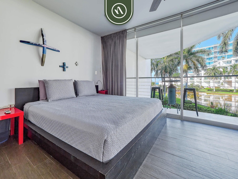 Beachfront 3BR Condo - Pool - Beach Club