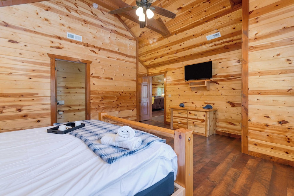 Dolly's Lodge by Avantstay Sleeps 28 - Luxe Smokies Cabin Game Room, Hot Tub, Views, Near Attractions
