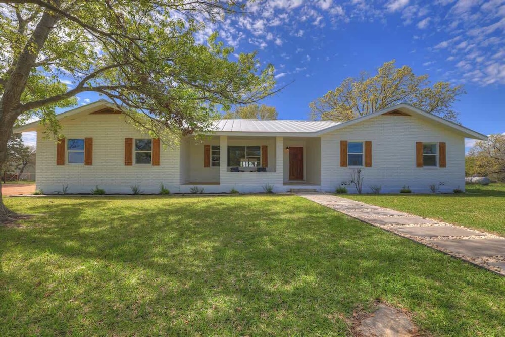 Family-friendly Hill Country Retreat Sleeps 11 + Hot Tubs
