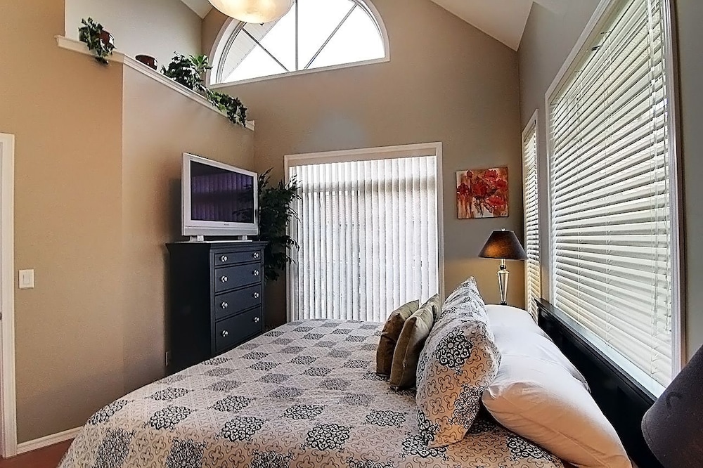 Discovery Bay by KelownaGo - Image 2