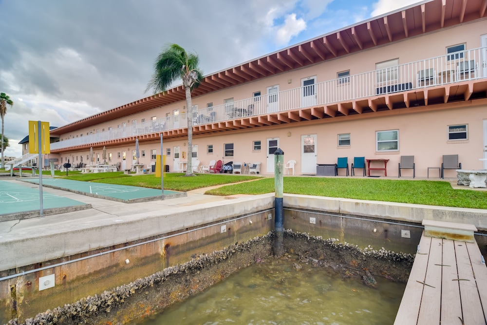 Waterfront Indian Shores Studio w/ Community Perks view 5