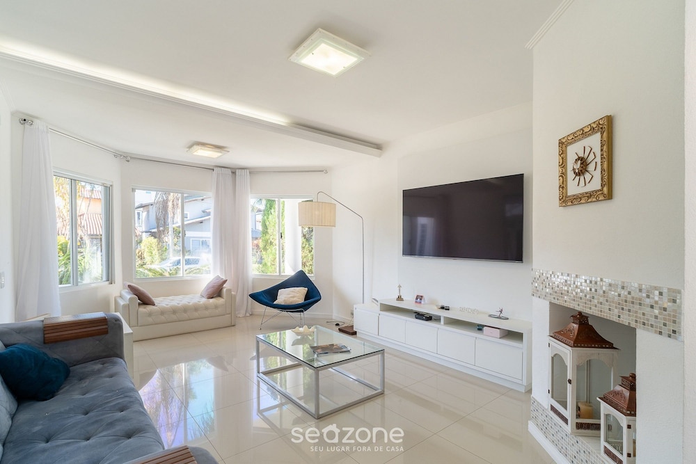 4B House w Pool in Jurere Internacional Mer0671