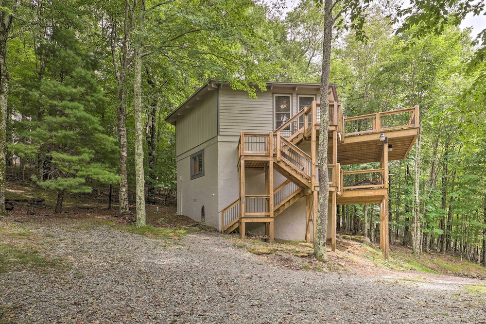 2 Decks, Mountain View: Beech Mountain Cabin! view 2