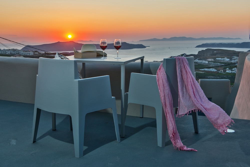 Luna Santorini Suites