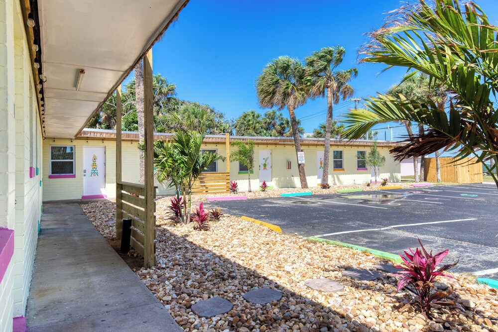 Pineapple Shores Retro Inn