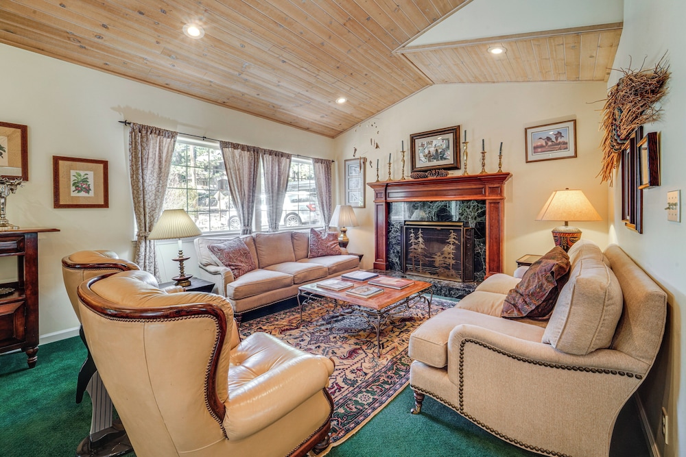 1 Mi to Lift! Olympic Valley Chalet w/ Hot Tub