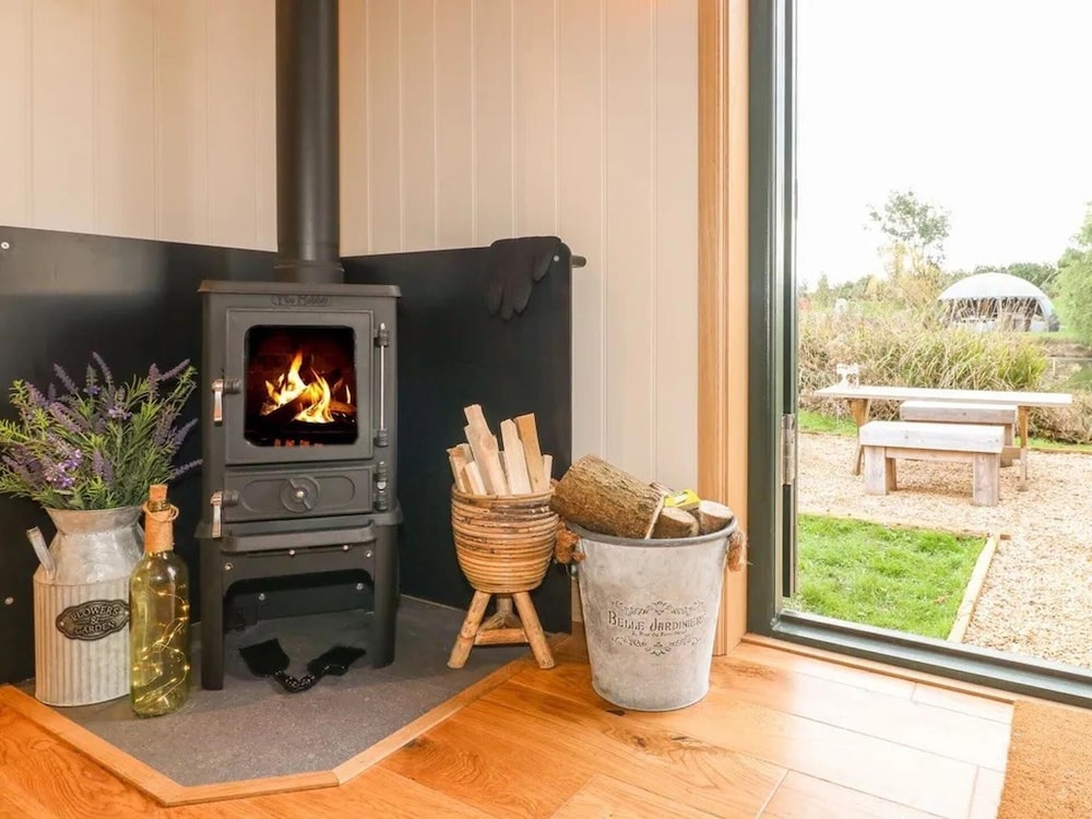 Shepherd's Hut- Hot Tub- Wellness Spa- Wood Burner