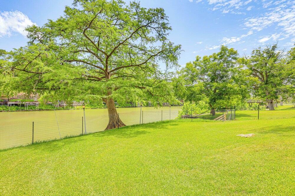 Mod on the Guad Home w/ Lake Mcqueeney Views!