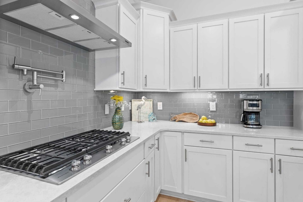 Walk to the Beach, Pool, 5bdr, 3 Porches Beach Sea-ker's Retreat by Avantstay