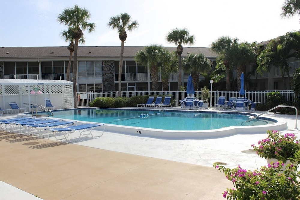 Kingston Arms 2nd Fl Walk to Beach & St. Armands Circle view 5
