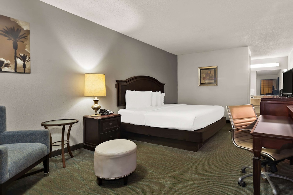 Lumberton Vacations - Rodeway Inn - Property Image 30