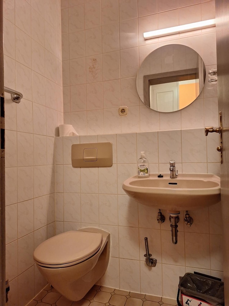2-Rent Group Hostel Rooms AUB162