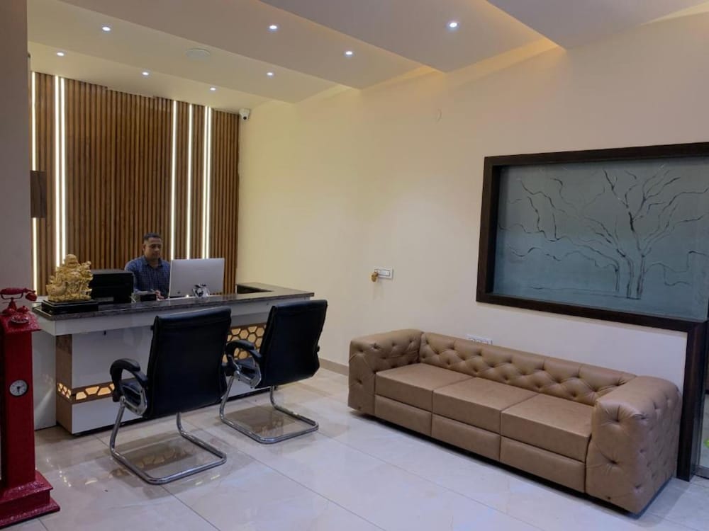 Lobby & Reception